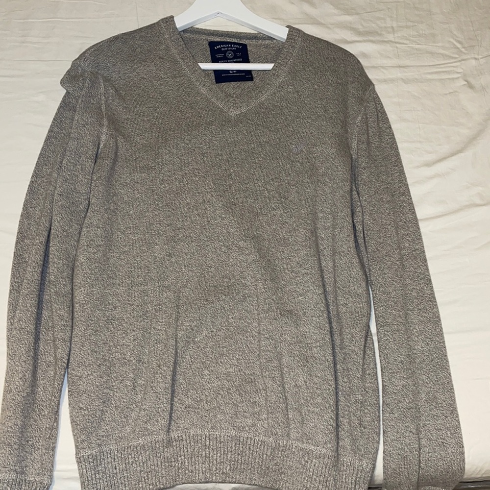 American Eagle men’s v neck sweater